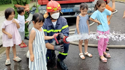 CÙNG BÉ DIỄN TẬP PHÒNG CHÁY CHỮA CHÁY!