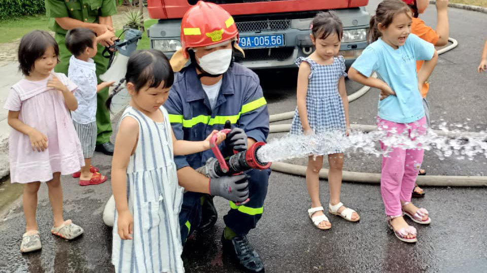 CÙNG BÉ DIỄN TẬP PHÒNG CHÁY CHỮA CHÁY!